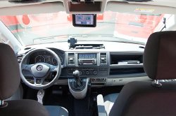  Volkswagen T6 Bildschirm für die Rückfahrkamera, Navigationssoftware und Lardis FunkbedienungHandyhalterStabmikrofon für SprachdurchsagenCAN- BUS Tastatur für die SondersignalanlageLeseleuchte an der A- SäuleFußtaster für die Sondersignalanlage (384)